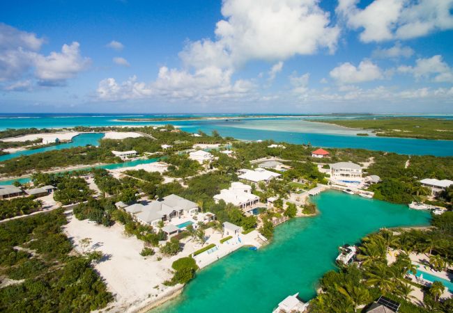 House in Grace Bay - Leeward Canal, Grace Bay - Kayaks, SUPs & Beautiful Pool - Villa Cariad House in Grace Bay - Leeward Canal, Grace Bay - Kayaks, SUPs & Beautiful Pool - Villa Cariad