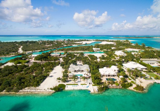 House in Grace Bay - Leeward Canal, Grace Bay - Kayaks, SUPs & Beautiful Pool - Villa Cariad House in Grace Bay - Leeward Canal, Grace Bay - Kayaks, SUPs & Beautiful Pool - Villa Cariad