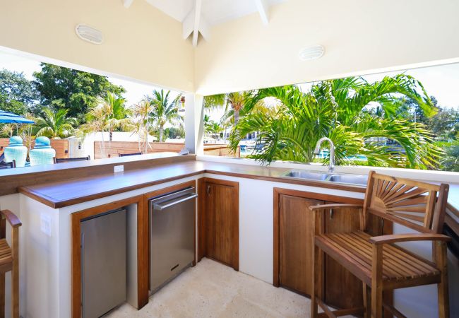 House in Grace Bay - Leeward Canal, Grace Bay - Kayaks, SUPs & Beautiful Pool - Villa Cariad House in Grace Bay - Leeward Canal, Grace Bay - Kayaks, SUPs & Beautiful Pool - Villa Cariad