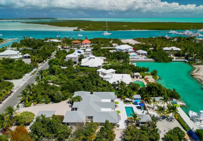House in Grace Bay - Leeward Canal, Grace Bay - Kayaks, SUPs & Beautiful Pool - Villa Cariad House in Grace Bay - Leeward Canal, Grace Bay - Kayaks, SUPs & Beautiful Pool - Villa Cariad