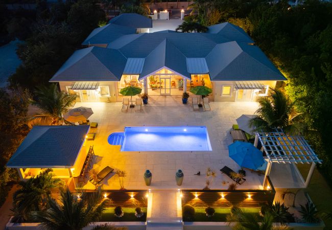 House in Grace Bay - Leeward Canal, Grace Bay - Kayaks, SUPs & Beautiful Pool - Villa Cariad