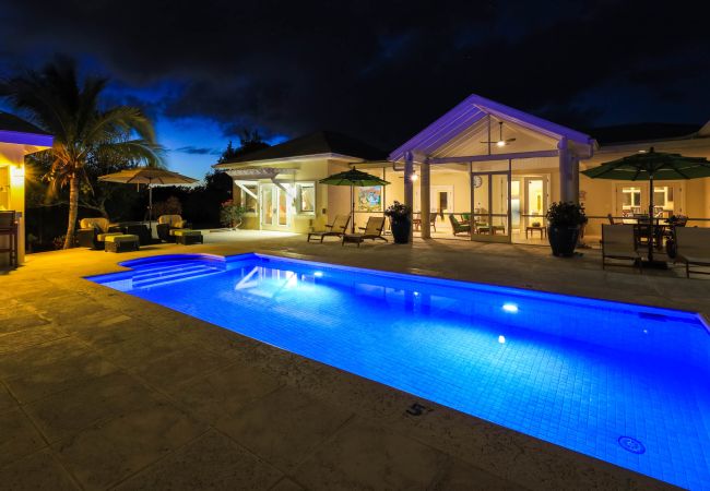 House in Grace Bay - Leeward Canal, Grace Bay - Kayaks, SUPs & Beautiful Pool - Villa Cariad House in Grace Bay - Leeward Canal, Grace Bay - Kayaks, SUPs & Beautiful Pool - Villa Cariad