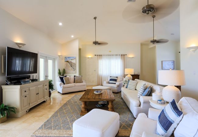House in Grace Bay - Leeward Canal, Grace Bay - Kayaks, SUPs & Beautiful Pool - Villa Cariad House in Grace Bay - Leeward Canal, Grace Bay - Kayaks, SUPs & Beautiful Pool - Villa Cariad