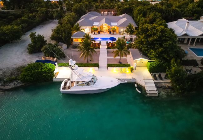 House in Grace Bay - Leeward Canal, Grace Bay - Kayaks, SUPs & Beautiful Pool - Villa Cariad House in Grace Bay - Leeward Canal, Grace Bay - Kayaks, SUPs & Beautiful Pool - Villa Cariad
