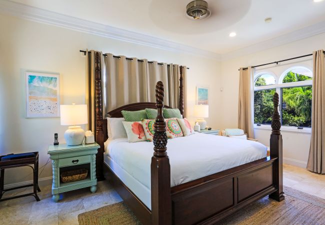 House in Grace Bay - Leeward Canal, Grace Bay - Kayaks, SUPs & Beautiful Pool - Villa Cariad House in Grace Bay - Leeward Canal, Grace Bay - Kayaks, SUPs & Beautiful Pool - Villa Cariad