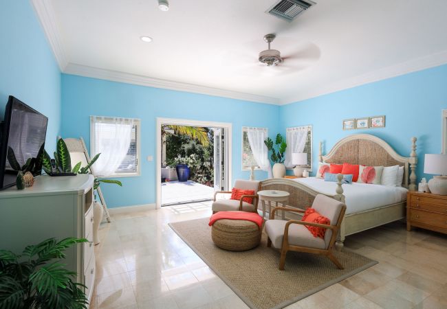 House in Grace Bay - Leeward Canal, Grace Bay - Kayaks, SUPs & Beautiful Pool - Villa Cariad House in Grace Bay - Leeward Canal, Grace Bay - Kayaks, SUPs & Beautiful Pool - Villa Cariad