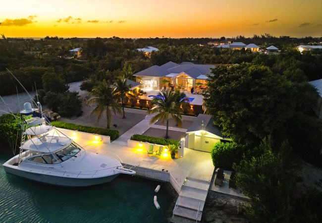 House in Grace Bay - Leeward Canal, Grace Bay - Kayaks, SUPs & Beautiful Pool - Villa Cariad House in Grace Bay - Leeward Canal, Grace Bay - Kayaks, SUPs & Beautiful Pool - Villa Cariad