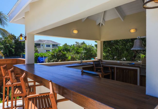 House in Grace Bay - Leeward Canal, Grace Bay - Kayaks, SUPs & Beautiful Pool - Villa Cariad House in Grace Bay - Leeward Canal, Grace Bay - Kayaks, SUPs & Beautiful Pool - Villa Cariad