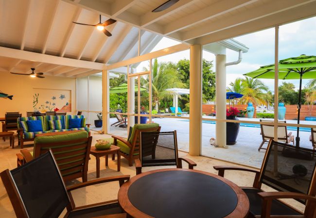 House in Grace Bay - Leeward Canal, Grace Bay - Kayaks, SUPs & Beautiful Pool - Villa Cariad House in Grace Bay - Leeward Canal, Grace Bay - Kayaks, SUPs & Beautiful Pool - Villa Cariad