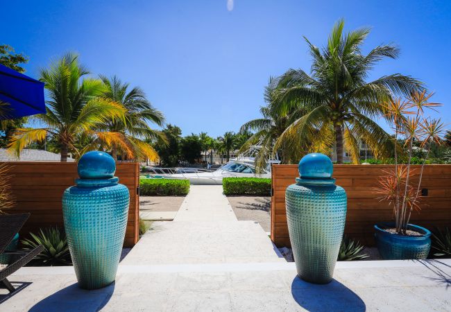 House in Grace Bay - Leeward Canal, Grace Bay - Kayaks, SUPs & Beautiful Pool - Villa Cariad House in Grace Bay - Leeward Canal, Grace Bay - Kayaks, SUPs & Beautiful Pool - Villa Cariad