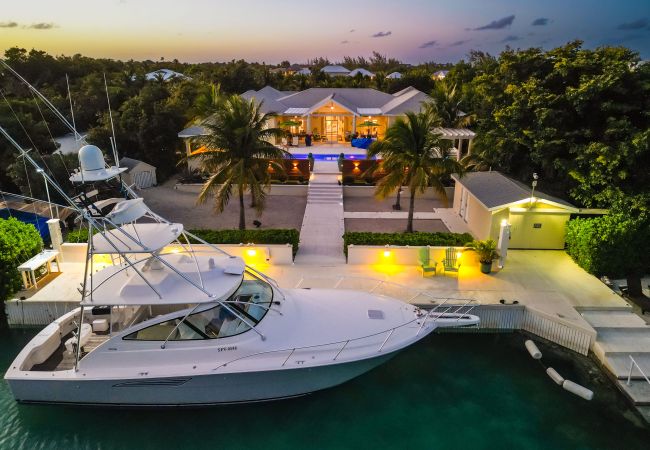 House in Grace Bay - Leeward Canal, Grace Bay - Kayaks, SUPs & Beautiful Pool - Villa Cariad House in Grace Bay - Leeward Canal, Grace Bay - Kayaks, SUPs & Beautiful Pool - Villa Cariad
