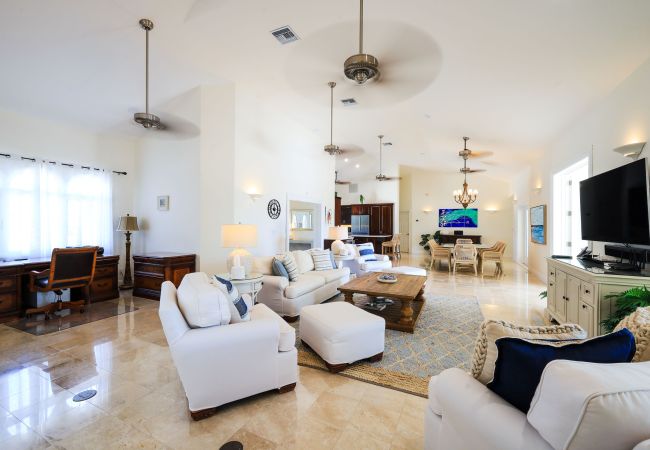 House in Grace Bay - Leeward Canal, Grace Bay - Kayaks, SUPs & Beautiful Pool - Villa Cariad House in Grace Bay - Leeward Canal, Grace Bay - Kayaks, SUPs & Beautiful Pool - Villa Cariad