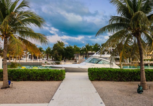 House in Grace Bay - Leeward Canal, Grace Bay - Kayaks, SUPs & Beautiful Pool - Villa Cariad House in Grace Bay - Leeward Canal, Grace Bay - Kayaks, SUPs & Beautiful Pool - Villa Cariad