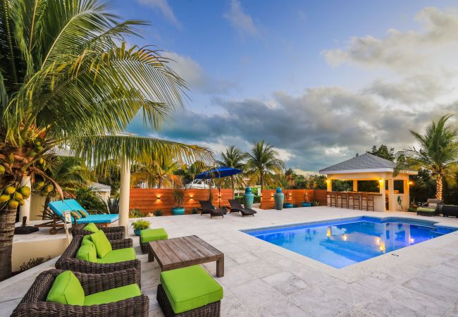 House in Grace Bay - Leeward Canal, Grace Bay - Kayaks, SUPs & Beautiful Pool - Villa Cariad House in Grace Bay - Leeward Canal, Grace Bay - Kayaks, SUPs & Beautiful Pool - Villa Cariad