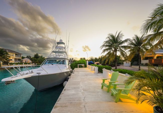 House in Grace Bay - Leeward Canal, Grace Bay - Kayaks, SUPs & Beautiful Pool - Villa Cariad House in Grace Bay - Leeward Canal, Grace Bay - Kayaks, SUPs & Beautiful Pool - Villa Cariad