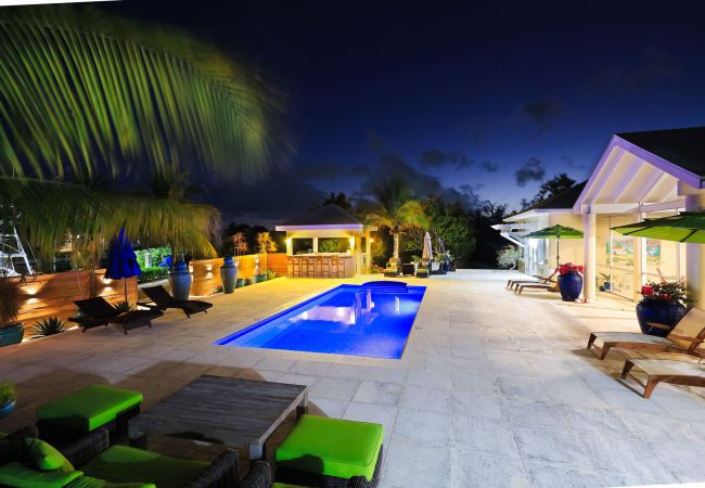 House in Grace Bay - Leeward Canal, Grace Bay - Kayaks, SUPs & Beautiful Pool - Villa Cariad House in Grace Bay - Leeward Canal, Grace Bay - Kayaks, SUPs & Beautiful Pool - Villa Cariad