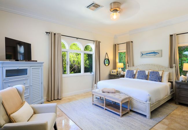 House in Grace Bay - Leeward Canal, Grace Bay - Kayaks, SUPs & Beautiful Pool - Villa Cariad House in Grace Bay - Leeward Canal, Grace Bay - Kayaks, SUPs & Beautiful Pool - Villa Cariad