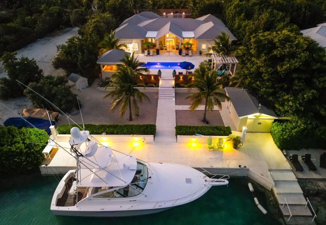 House in Grace Bay - Leeward Canal, Grace Bay - Kayaks, SUPs & Beautiful Pool - Villa Cariad House in Grace Bay - Leeward Canal, Grace Bay - Kayaks, SUPs & Beautiful Pool - Villa Cariad