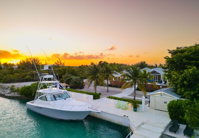 House in Grace Bay - Leeward Canal, Grace Bay - Kayaks, SUPs & Beautiful Pool - Villa Cariad House in Grace Bay - Leeward Canal, Grace Bay - Kayaks, SUPs & Beautiful Pool - Villa Cariad