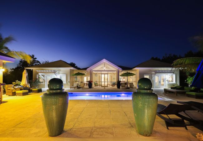 House in Grace Bay - Leeward Canal, Grace Bay - Kayaks, SUPs & Beautiful Pool - Villa Cariad House in Grace Bay - Leeward Canal, Grace Bay - Kayaks, SUPs & Beautiful Pool - Villa Cariad