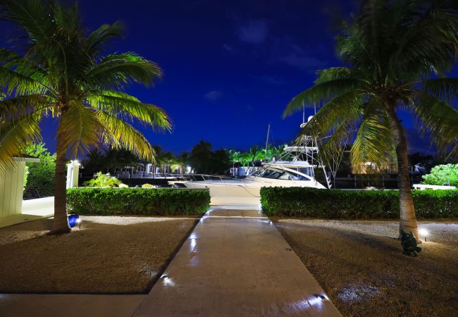 House in Grace Bay - Leeward Canal, Grace Bay - Kayaks, SUPs & Beautiful Pool - Villa Cariad House in Grace Bay - Leeward Canal, Grace Bay - Kayaks, SUPs & Beautiful Pool - Villa Cariad