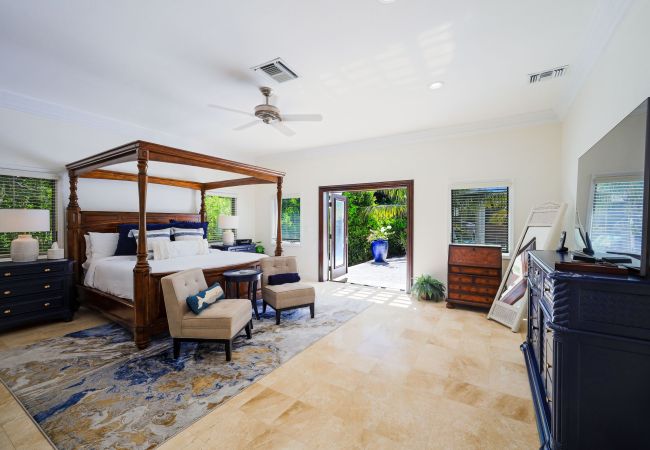 House in Grace Bay - Leeward Canal, Grace Bay - Kayaks, SUPs & Beautiful Pool - Villa Cariad House in Grace Bay - Leeward Canal, Grace Bay - Kayaks, SUPs & Beautiful Pool - Villa Cariad