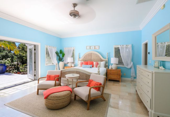 House in Grace Bay - Leeward Canal, Grace Bay - Kayaks, SUPs & Beautiful Pool - Villa Cariad House in Grace Bay - Leeward Canal, Grace Bay - Kayaks, SUPs & Beautiful Pool - Villa Cariad
