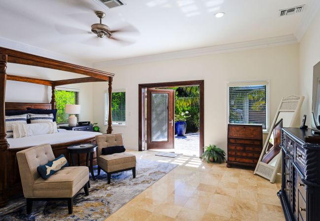 House in Grace Bay - Leeward Canal, Grace Bay - Kayaks, SUPs & Beautiful Pool - Villa Cariad House in Grace Bay - Leeward Canal, Grace Bay - Kayaks, SUPs & Beautiful Pool - Villa Cariad