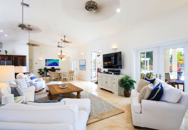 House in Grace Bay - Leeward Canal, Grace Bay - Kayaks, SUPs & Beautiful Pool - Villa Cariad House in Grace Bay - Leeward Canal, Grace Bay - Kayaks, SUPs & Beautiful Pool - Villa Cariad