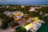 House in Grace Bay - Leeward Canal, Grace Bay - Kayaks, SUPs & Beautiful Pool - Villa Cariad House in Grace Bay - Leeward Canal, Grace Bay - Kayaks, SUPs & Beautiful Pool - Villa Cariad
