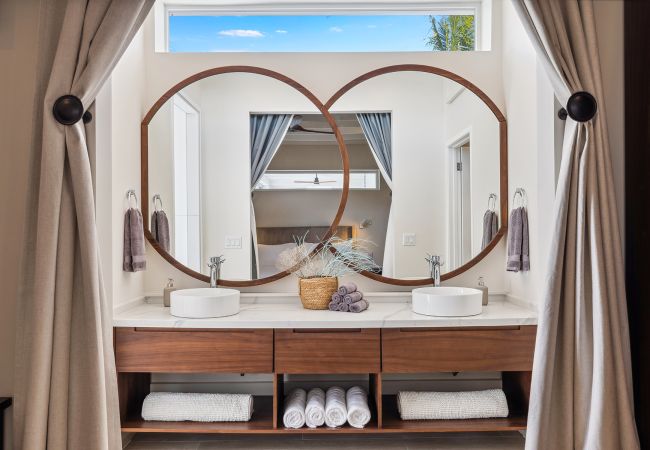 Villa in Grace Bay - The Palmer, Newly Built 3 Bedroom with Guest House, 2 Pools Villa in Grace Bay - The Palmer, Newly Built 3 Bedroom with Guest House, 2 Pools