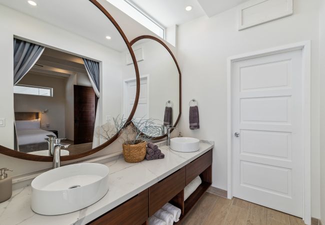 Villa in Grace Bay - The Palmer, Newly Built 3 Bedroom with Guest House, 2 Pools Villa in Grace Bay - The Palmer, Newly Built 3 Bedroom with Guest House, 2 Pools