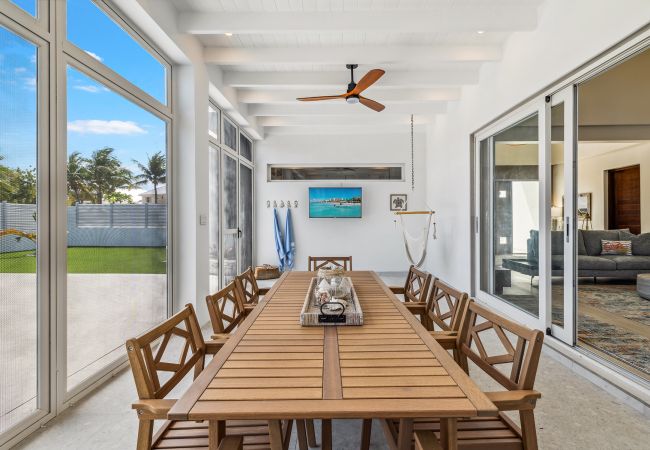 Villa in Grace Bay - The Palmer, Newly Built 3 Bedroom with Guest House, 2 Pools Villa in Grace Bay - The Palmer, Newly Built 3 Bedroom with Guest House, 2 Pools
