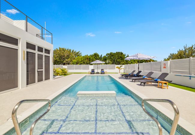 Villa in Grace Bay - The Palmer, Newly Built 3 Bedroom with Guest House, 2 Pools Villa in Grace Bay - The Palmer, Newly Built 3 Bedroom with Guest House, 2 Pools