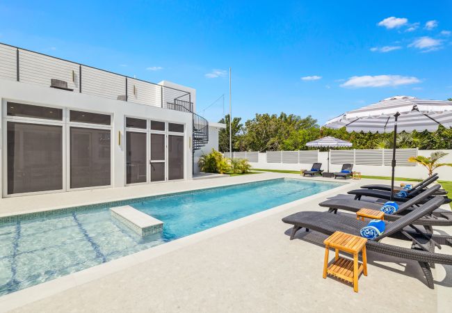 Villa in Grace Bay - The Palmer, Newly Built 3 Bedroom with Guest House, 2 Pools Villa in Grace Bay - The Palmer, Newly Built 3 Bedroom with Guest House, 2 Pools