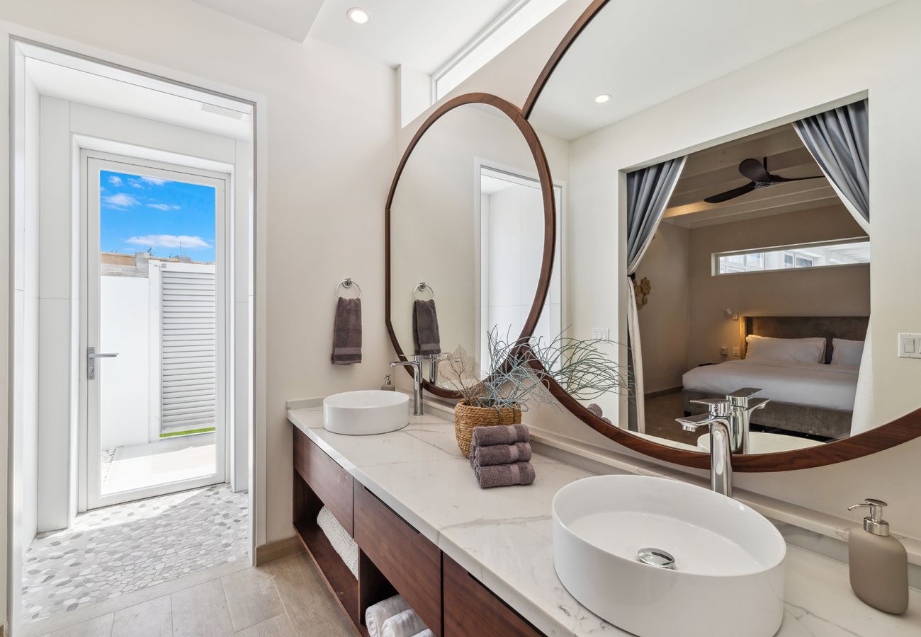 Villa in Grace Bay - The Palmer, Newly Built 3 Bedroom with Guest House, 2 Pools