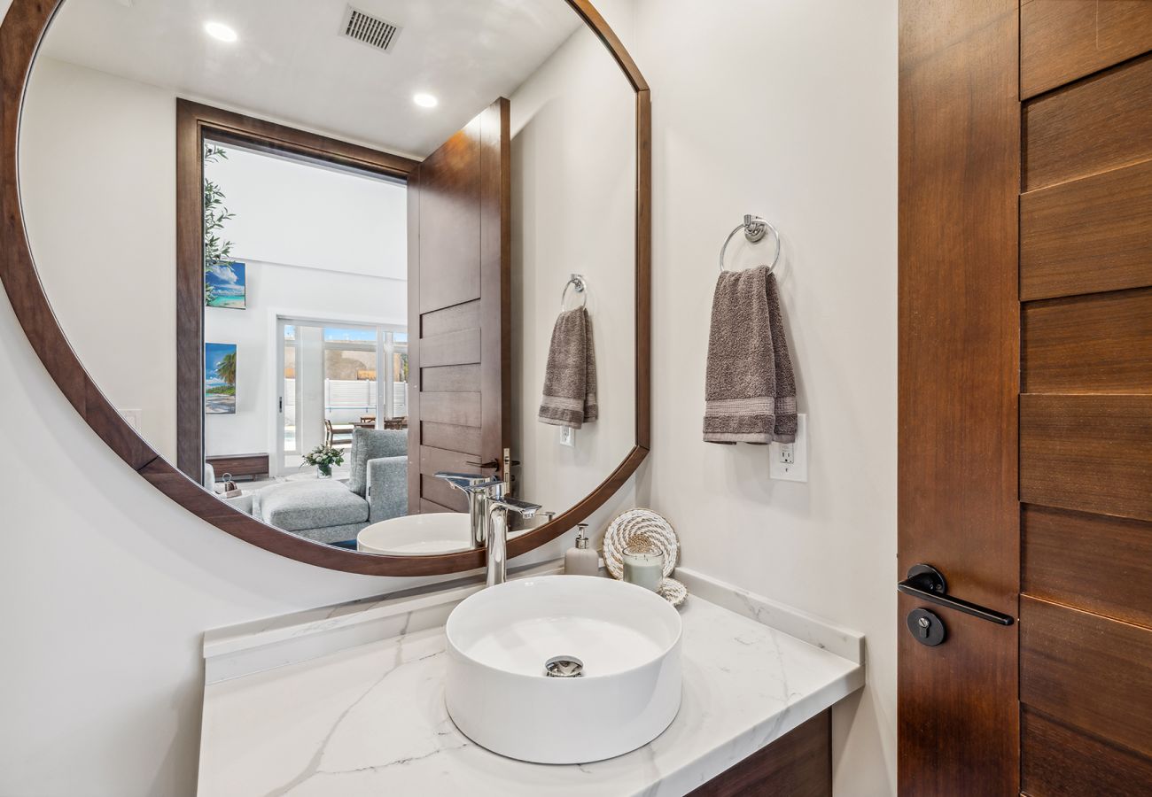 Villa in Grace Bay - The Palmer, Newly Built 3 Bedroom with Guest House, 2 Pools