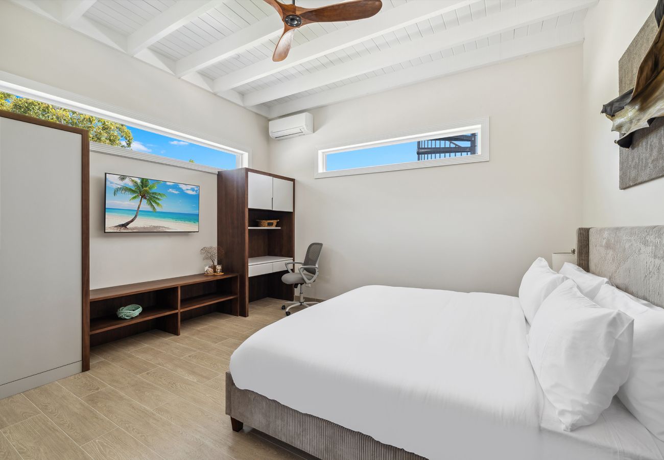 Villa in Grace Bay - The Palmer, Newly Built 3 Bedroom with Guest House, 2 Pools