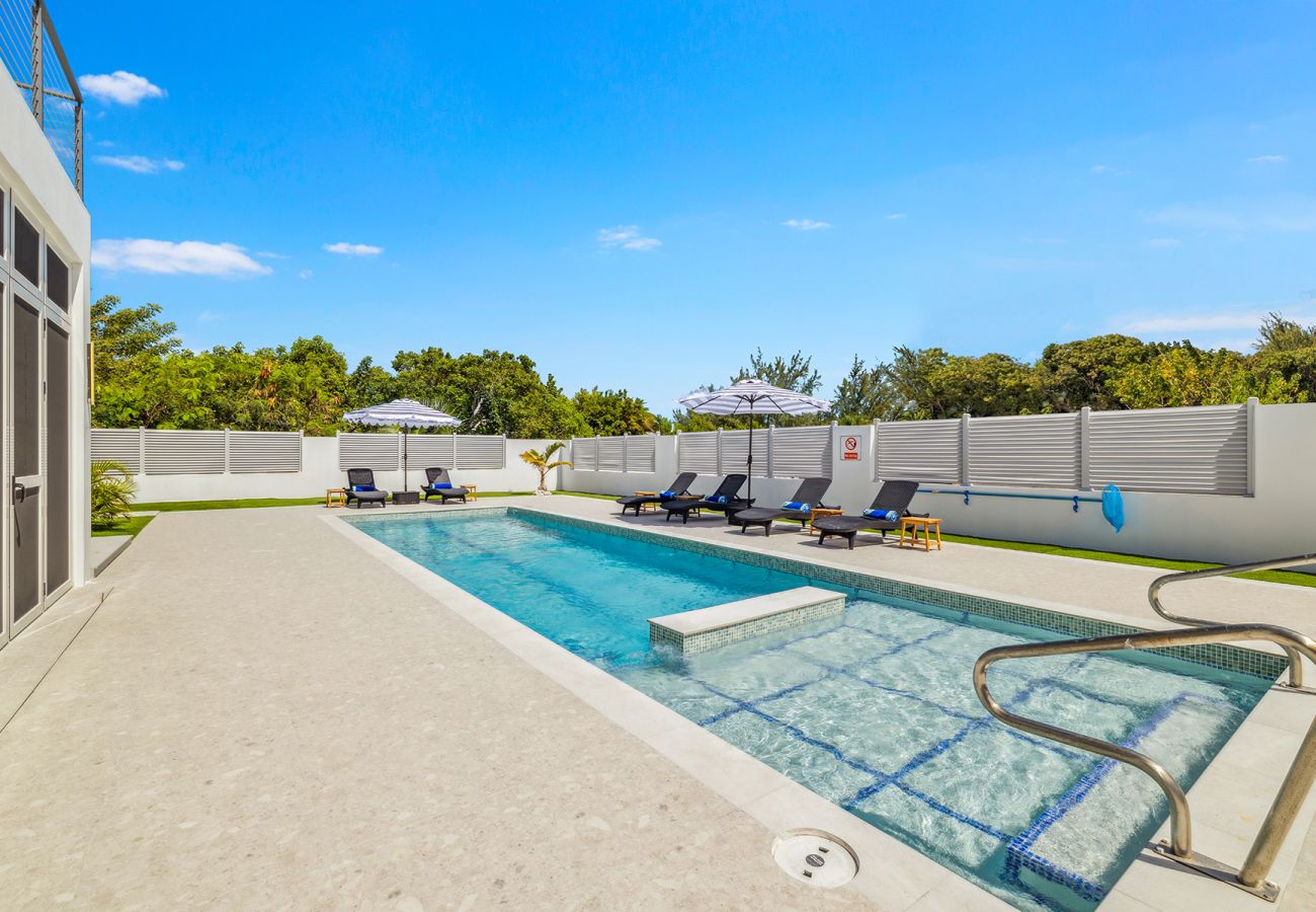 Villa in Grace Bay - The Palmer, Newly Built 3 Bedroom with Guest House, 2 Pools