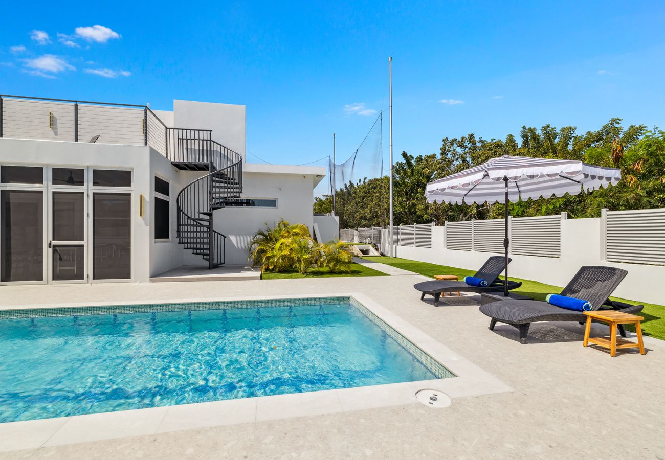 Villa in Grace Bay - The Palmer, Newly Built 3 Bedroom with Guest House, 2 Pools