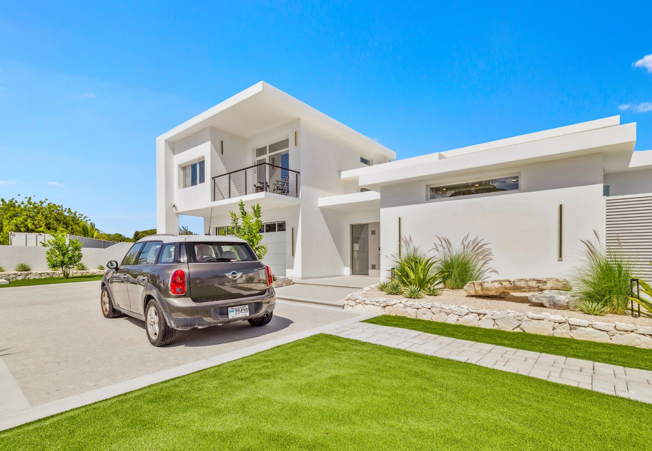 Villa in Grace Bay - The Palmer, Newly Built 3 Bedroom with Guest House, 2 Pools