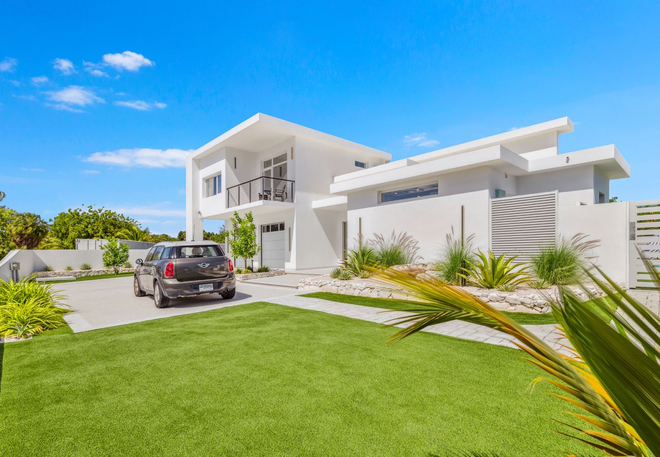 Villa in Grace Bay - The Palmer, Newly Built 3 Bedroom with Guest House, 2 Pools