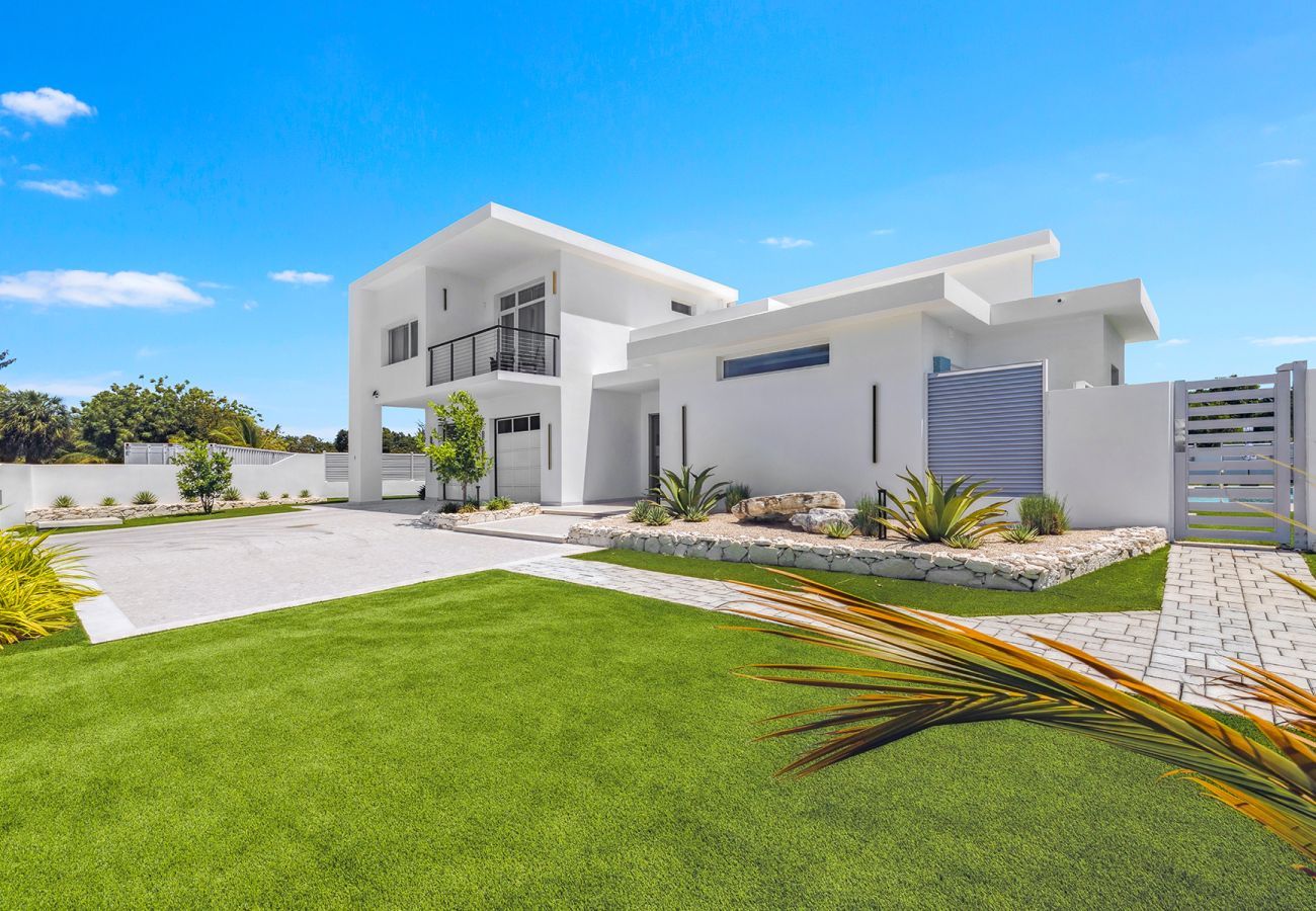 Villa in Grace Bay - The Palmer, Newly Built 3 Bedroom with Guest House, 2 Pools